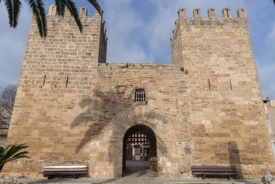 Mallorca - Alcúdia 19 - muralla - Puerta del Moli o de Xara.jpg
